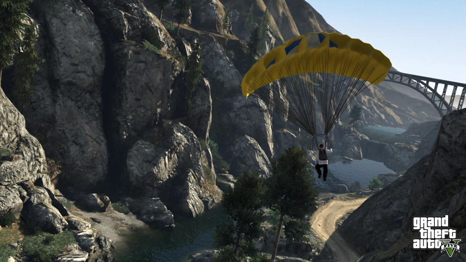 Un parachute jaune et noir au-dessus d'un canyon